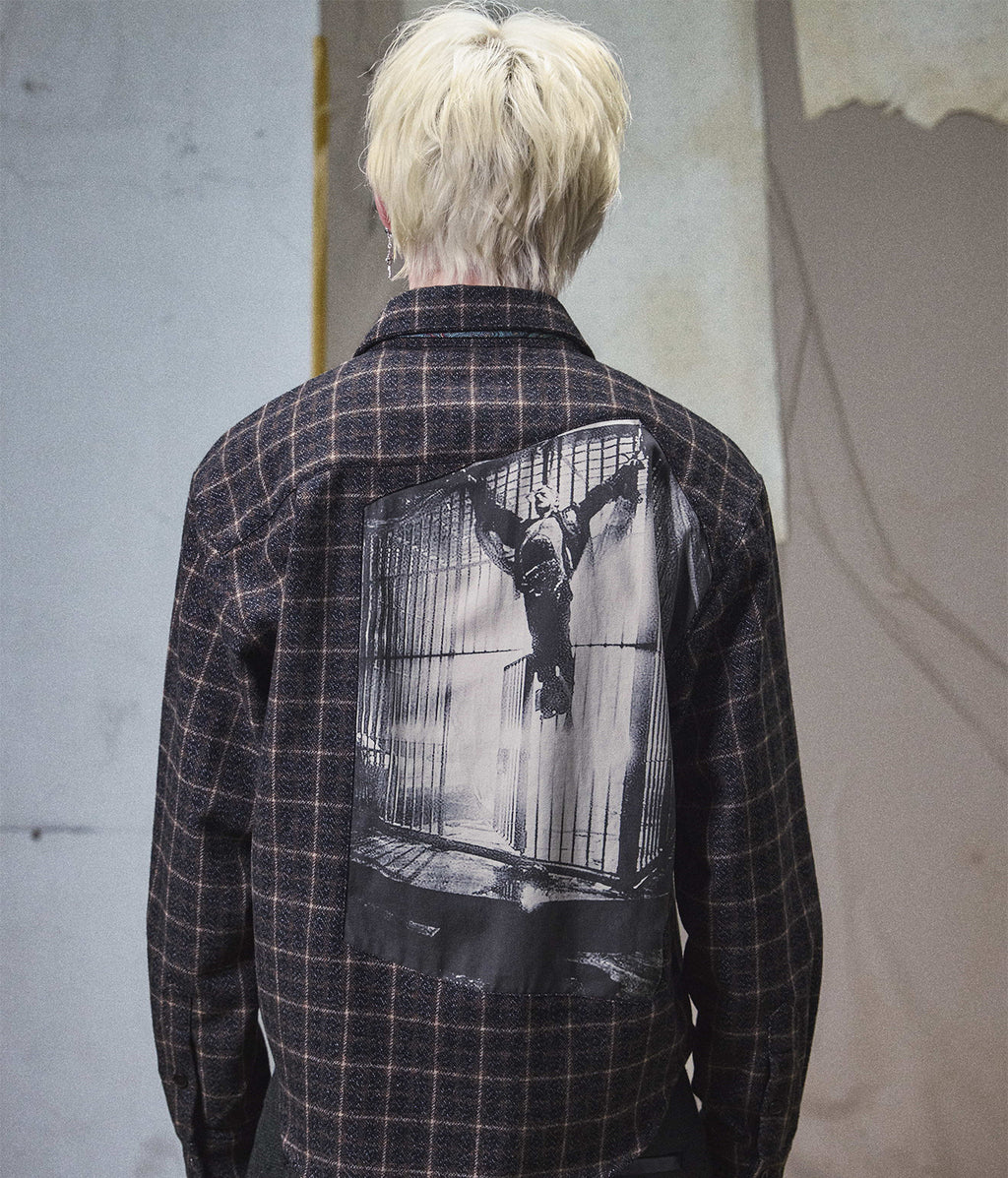 Plaid Graphic Patch Cropped Shirt