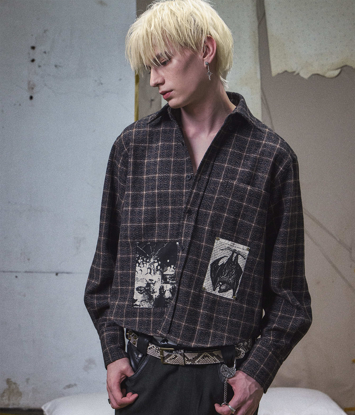 Plaid Graphic Patch Cropped Shirt